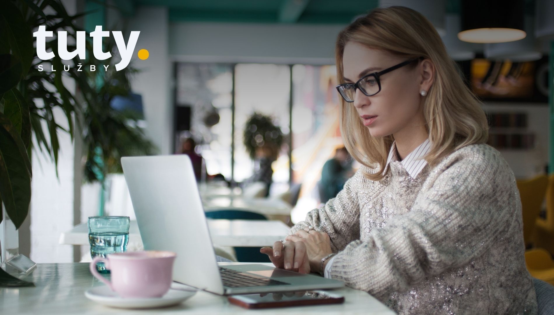 žena v kanceláři u počítače