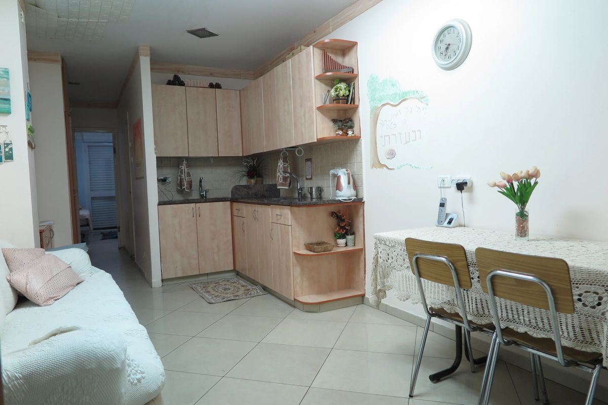 Spacious 1 bdrm Yakobson - Shvuos