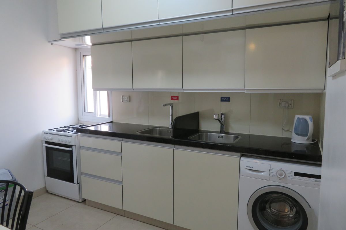 nice 1 bedroom in pinas st for short term photo 1