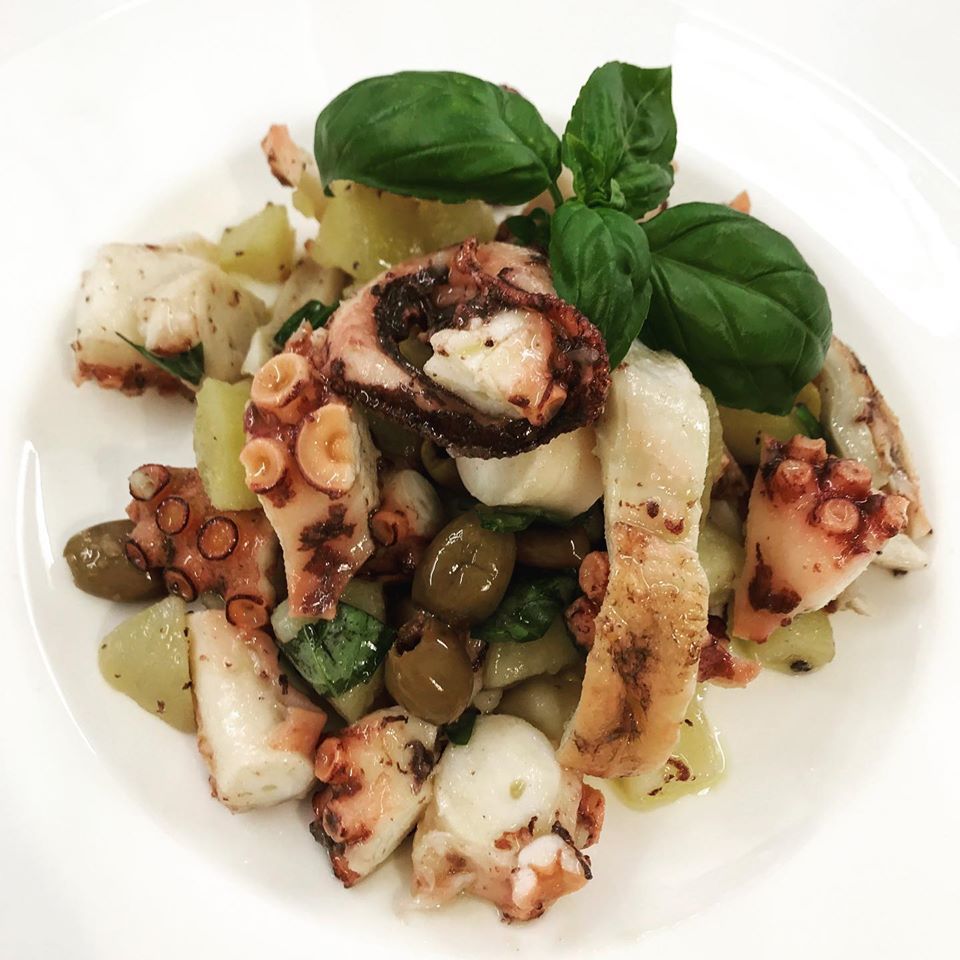 Insalata di polpo e patate con olive taggiasche e basilico fresco