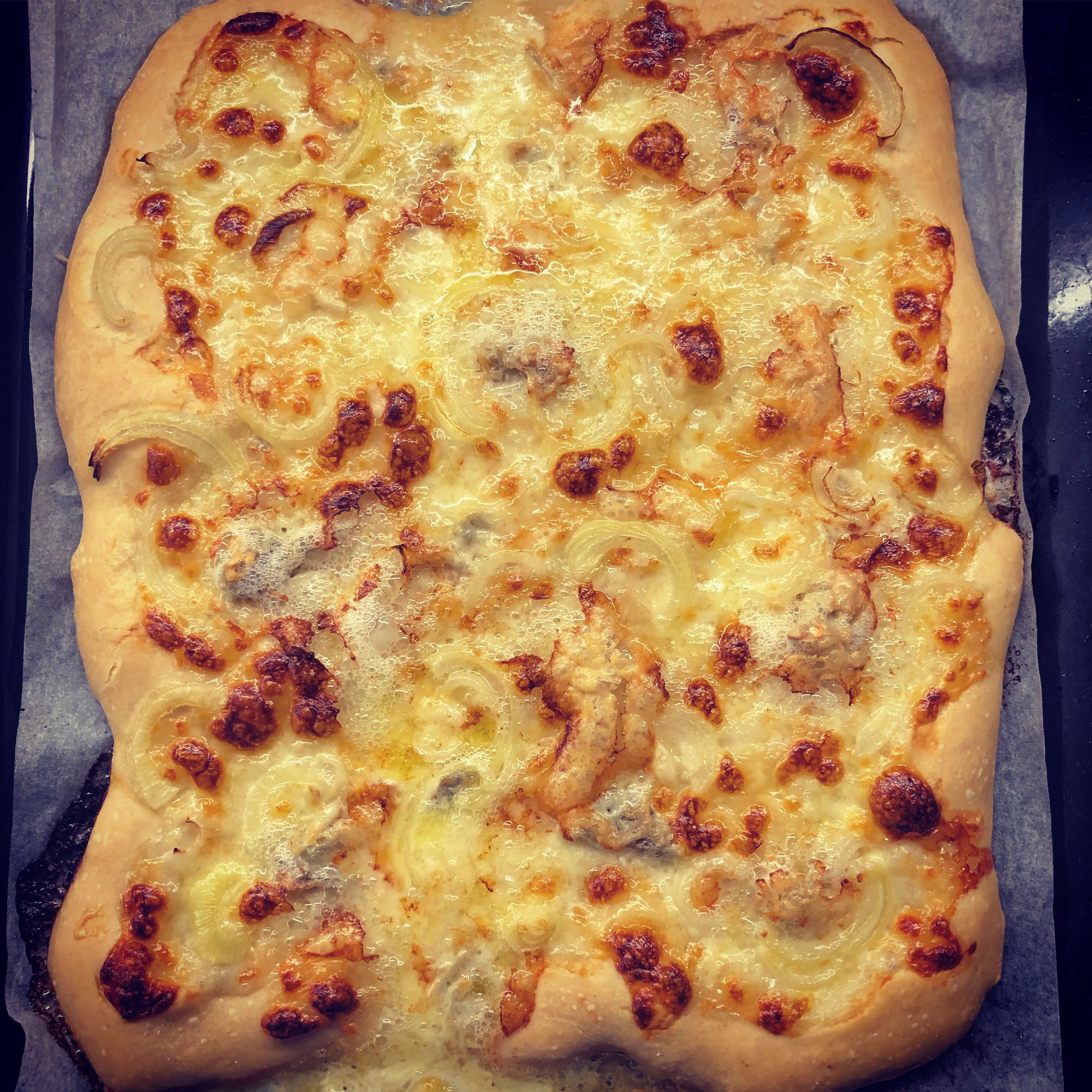 Pizza bianca gorgonzola e cipolle