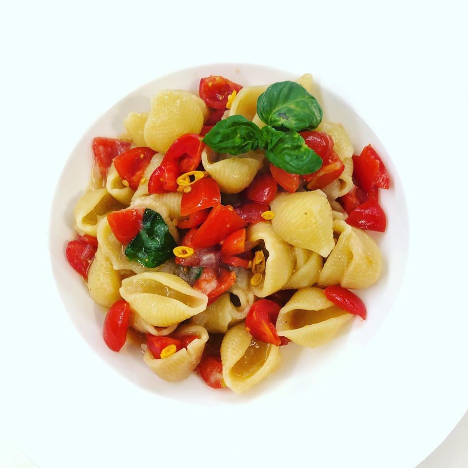 Conchiglie rigate ai cipollotti, datterini e basilico