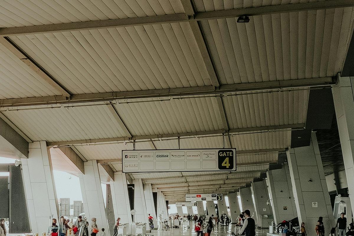 The Airport Is Lying to You: What Your First 24 Hours in a New Country Really Feel Like
