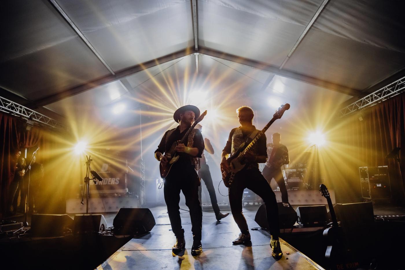 Piratenband Donders live op het podium