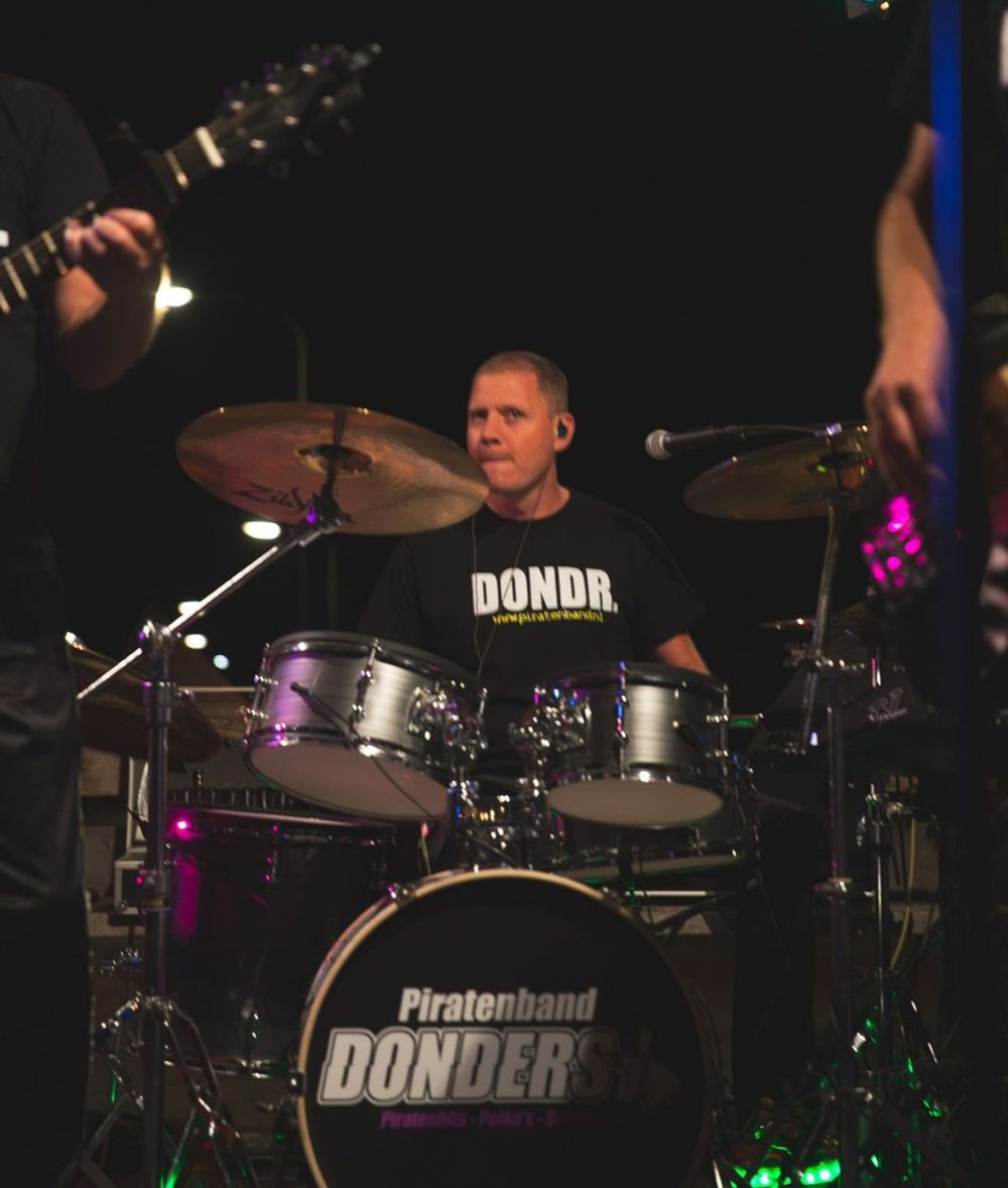 Tim, drums, percussie
