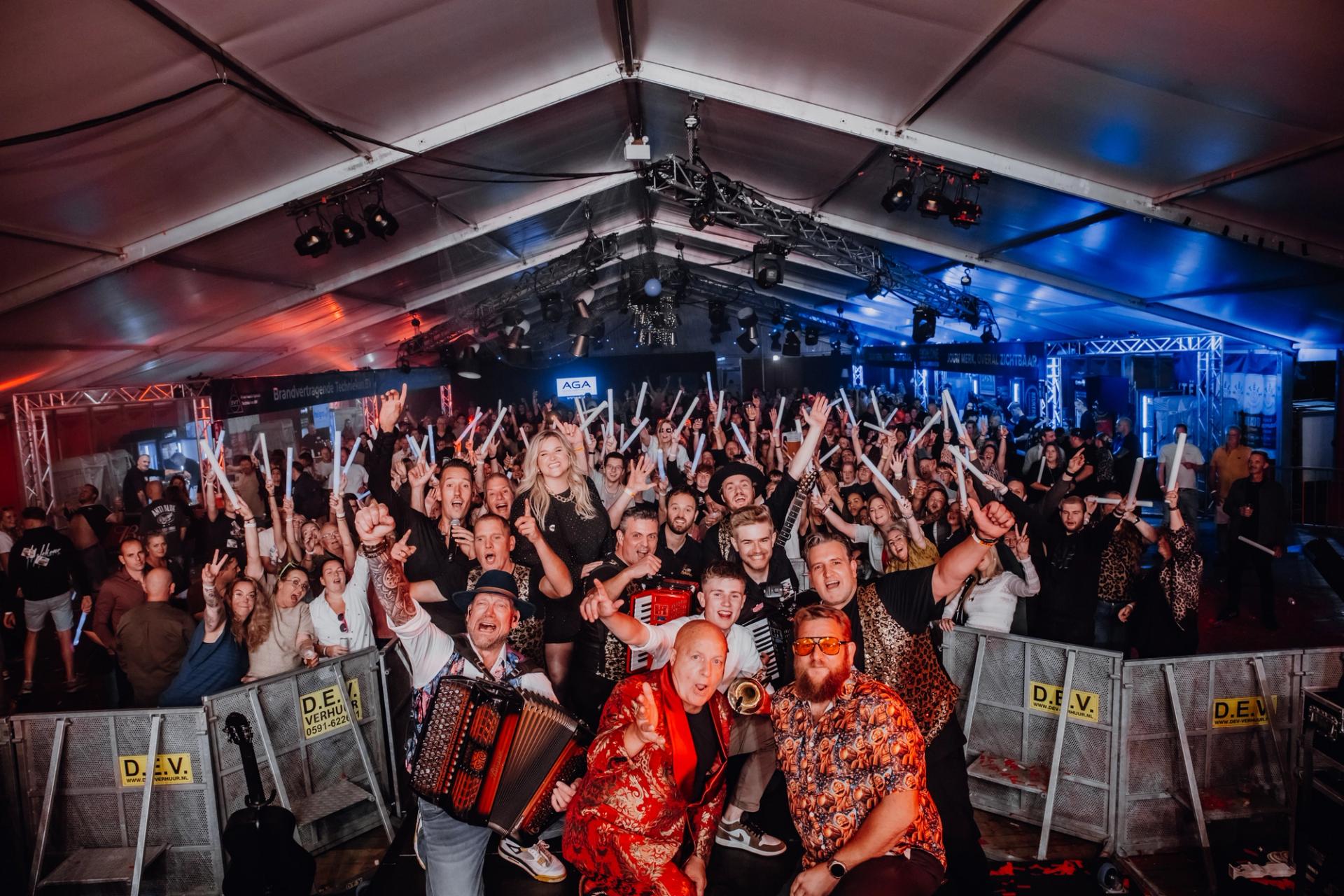 Piratenband Donders live op het podium