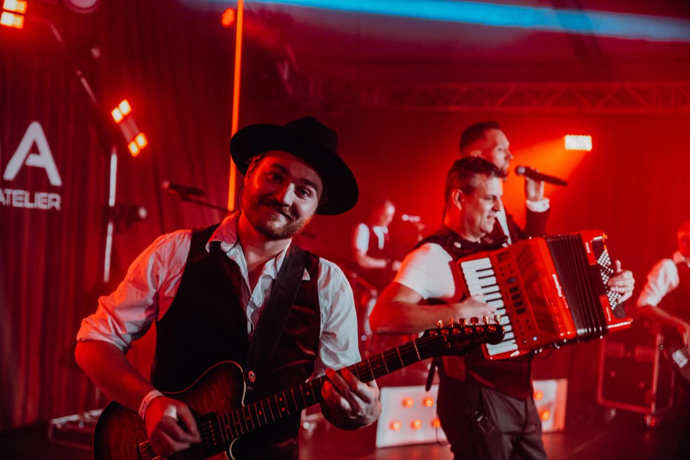 Piratenband Donders live op het podium