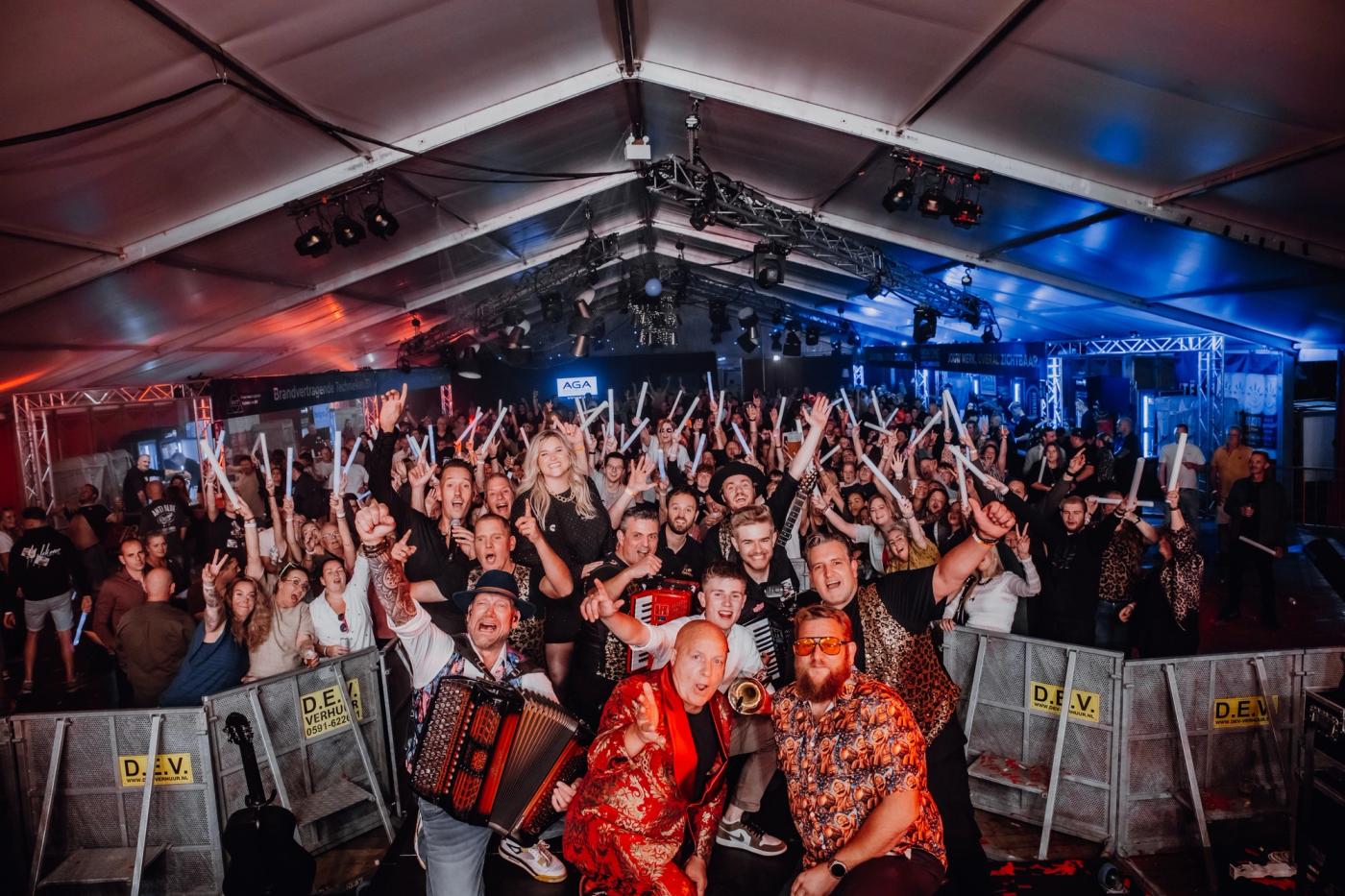 Piratenband Donders live op het podium