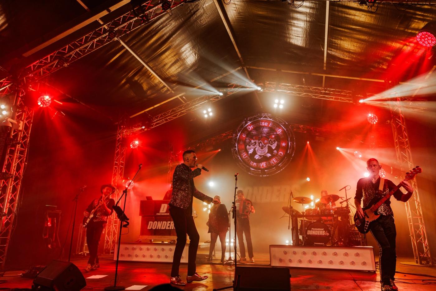 Piratenband Donders live op het podium