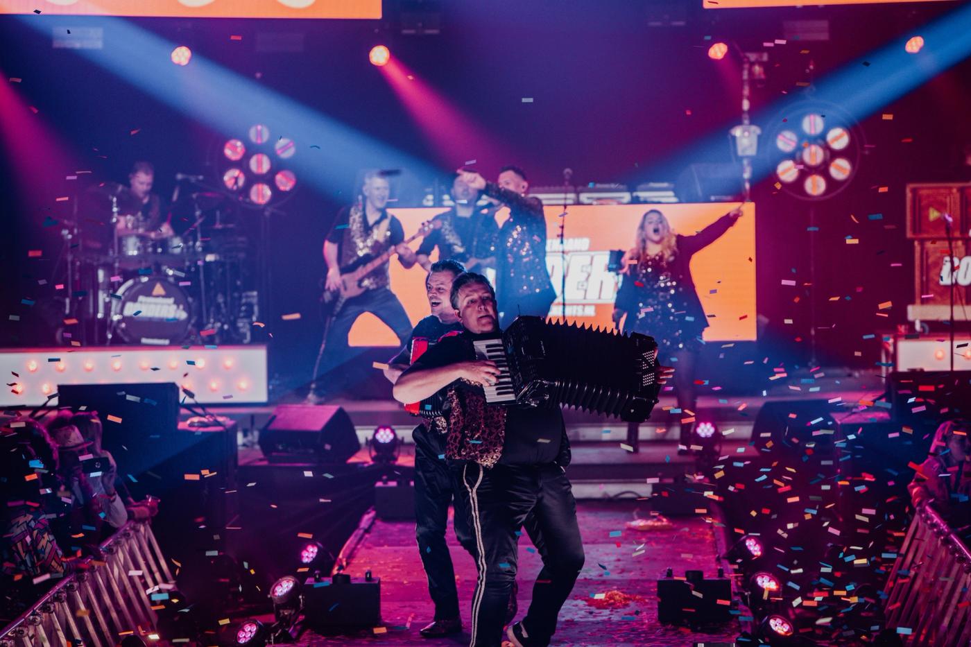 Piratenband Donders live op het podium