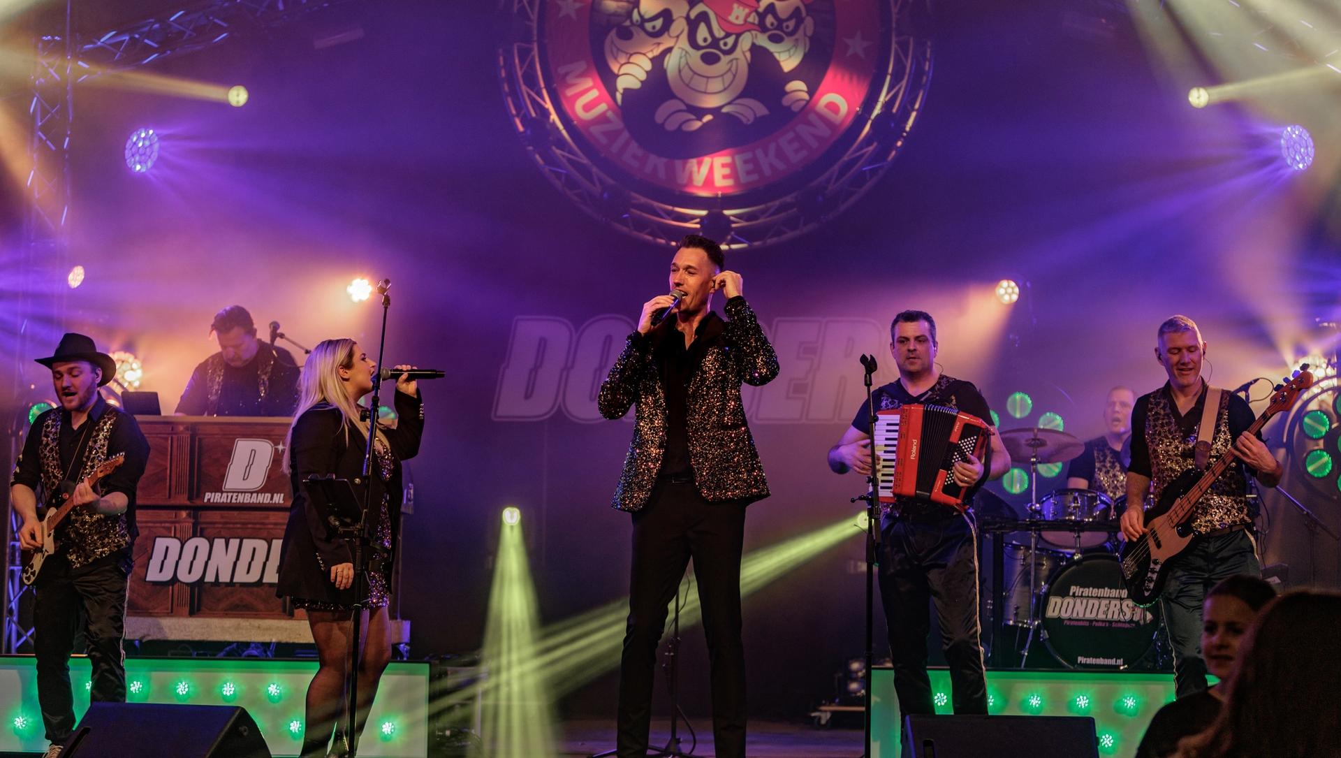 Piratenband Donders live op het podium