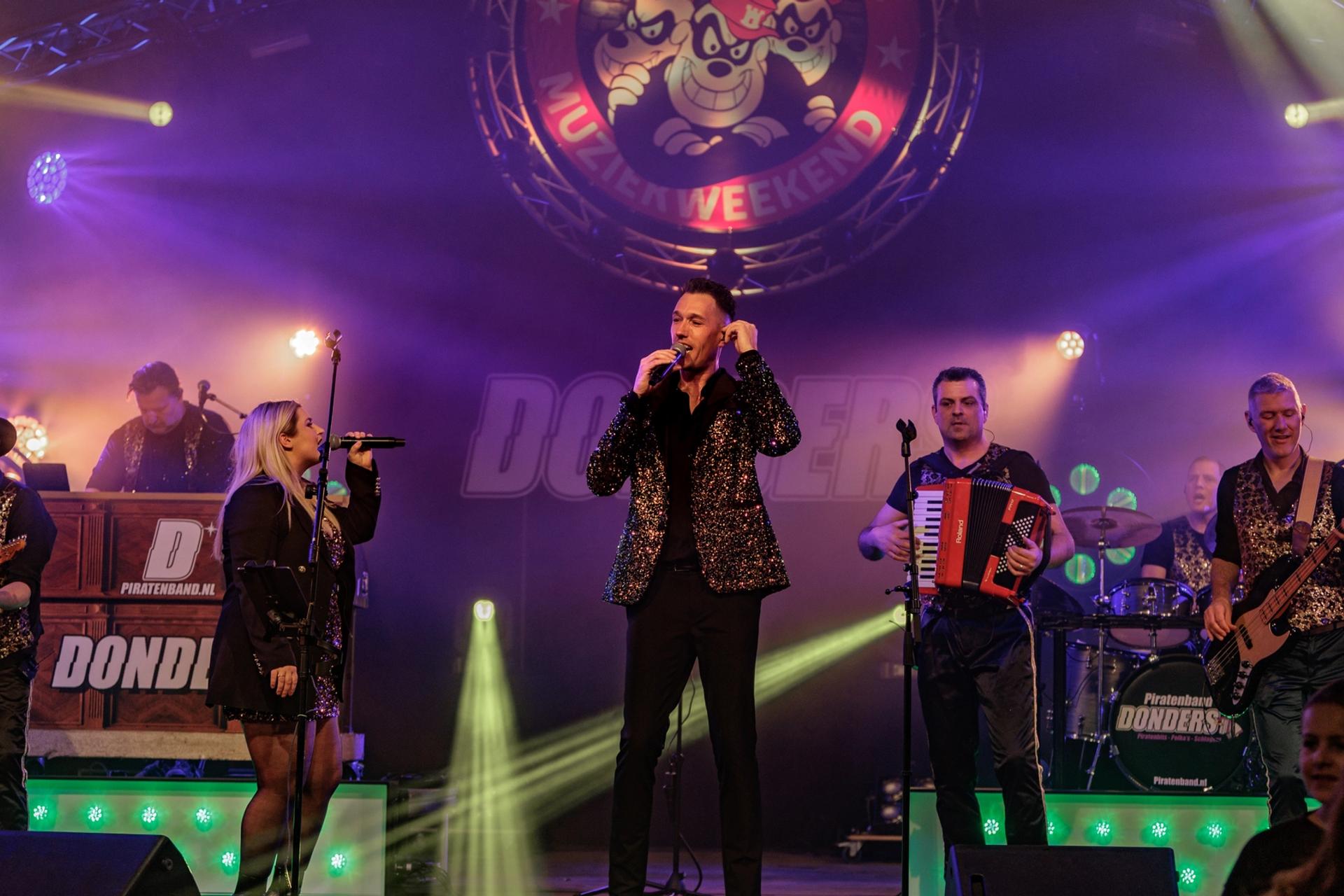 Piratenband Donders live op het podium