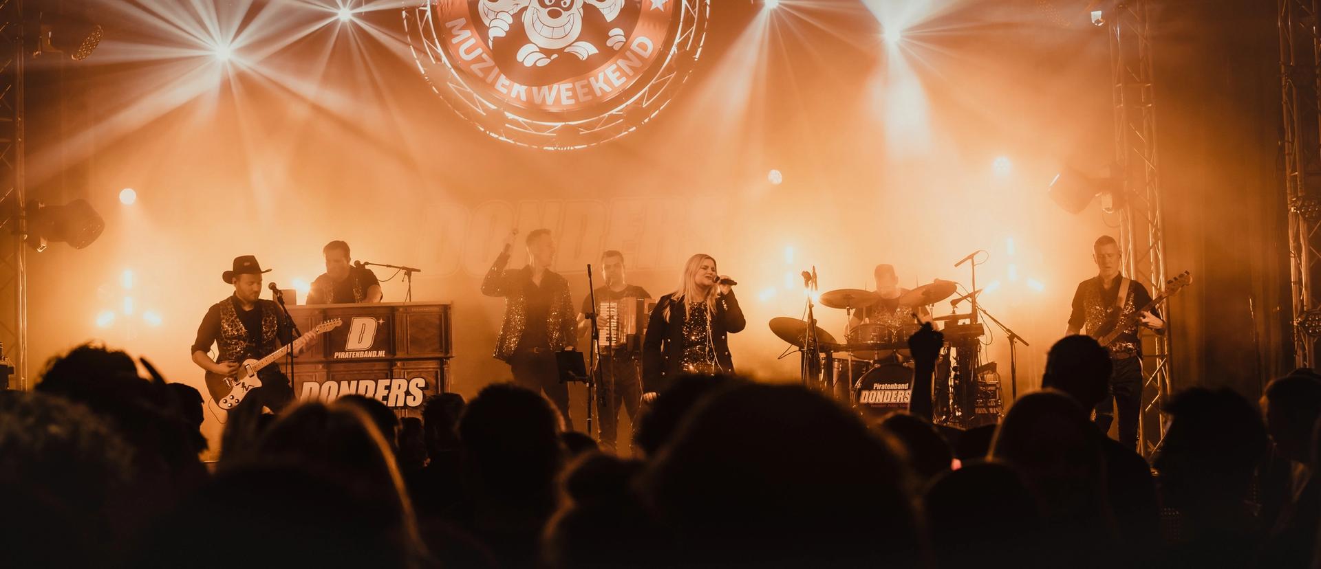 Piratenband Donders live op het podium