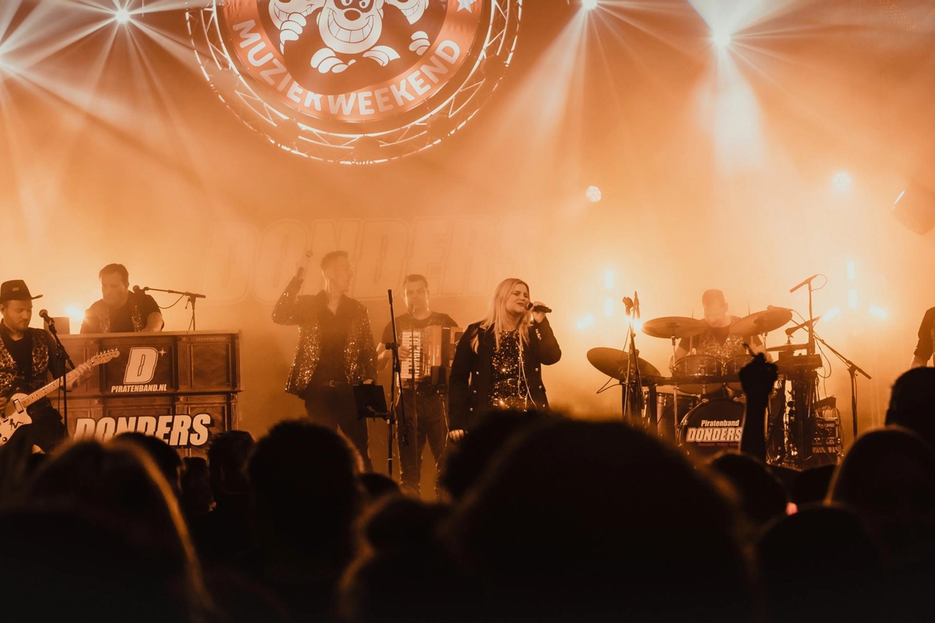Piratenband Donders live op het podium
