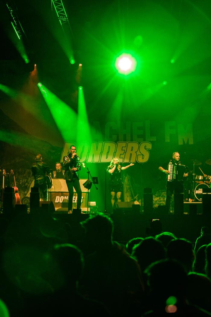 Piratenband Donders live op het podium