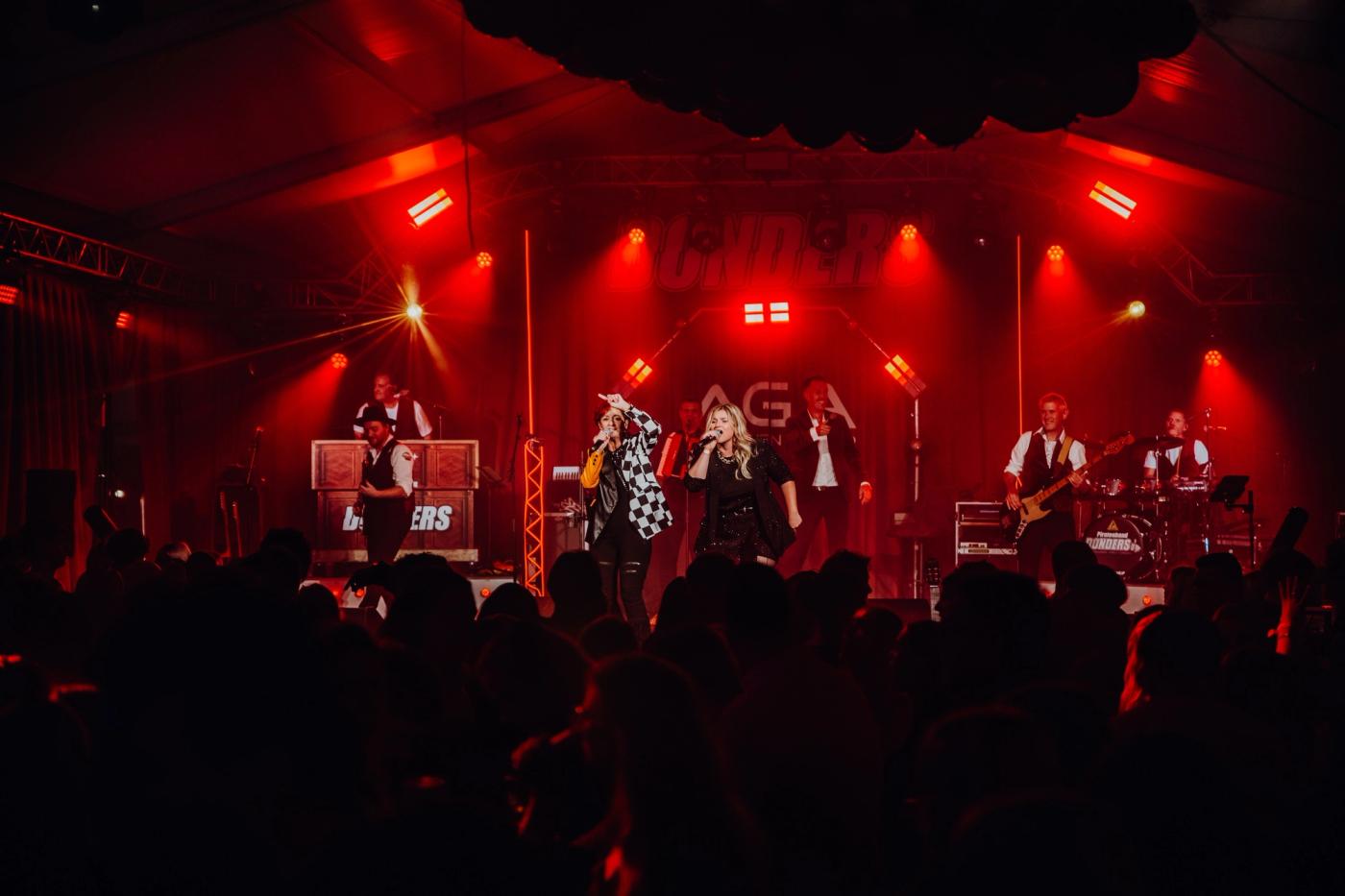 Piratenband Donders live op het podium