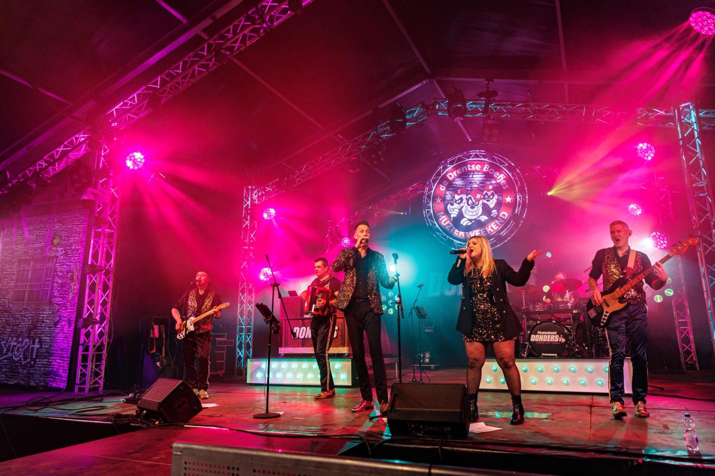 Piratenband Donders live op het podium