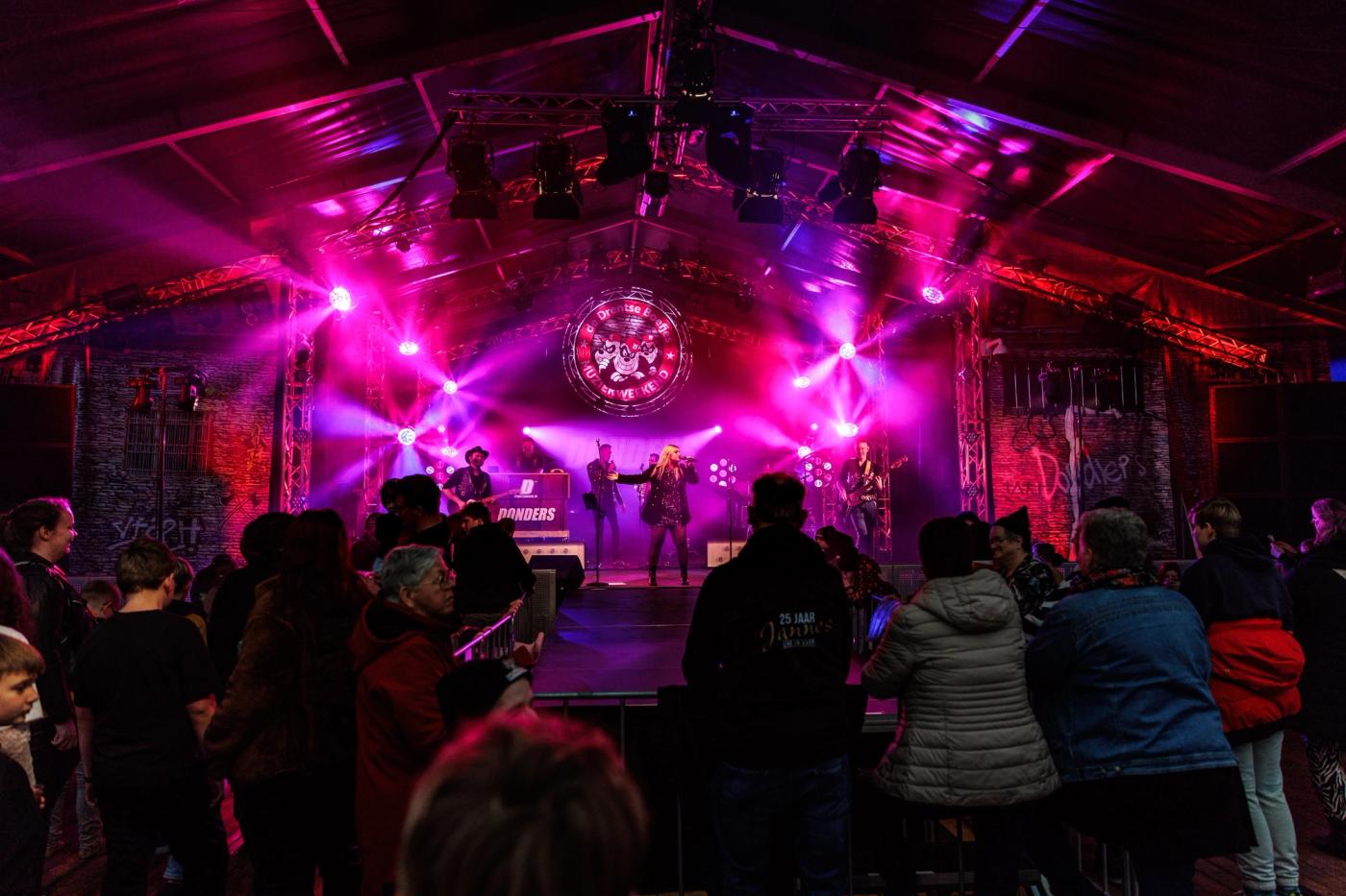Piratenband Donders live op het podium