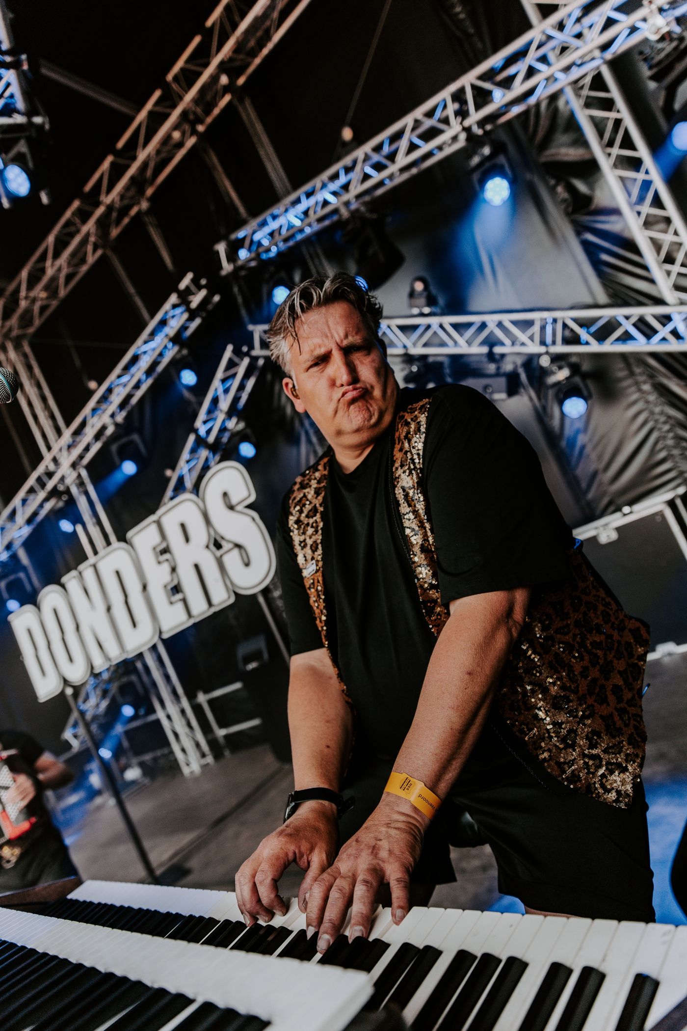 Piratenband Donders live op het podium