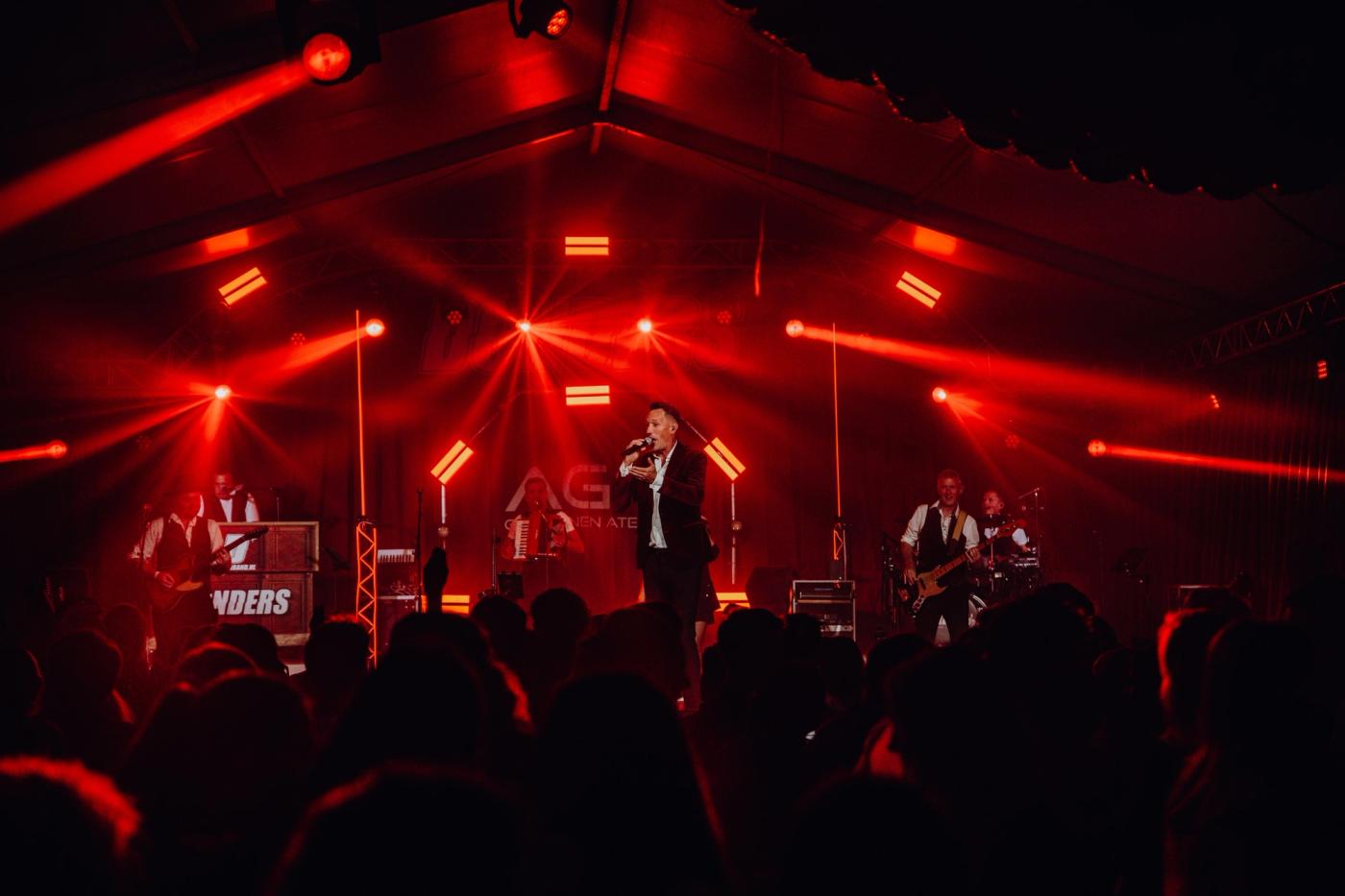 Piratenband Donders live op het podium
