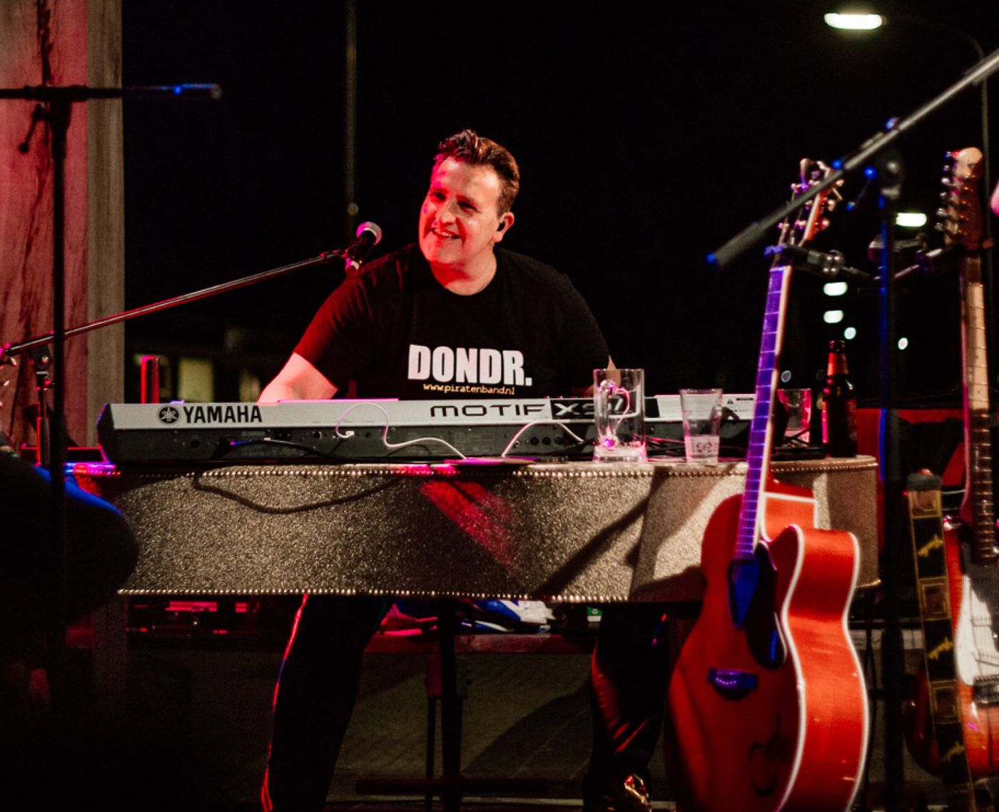 John, toetsen, accordeon, sax