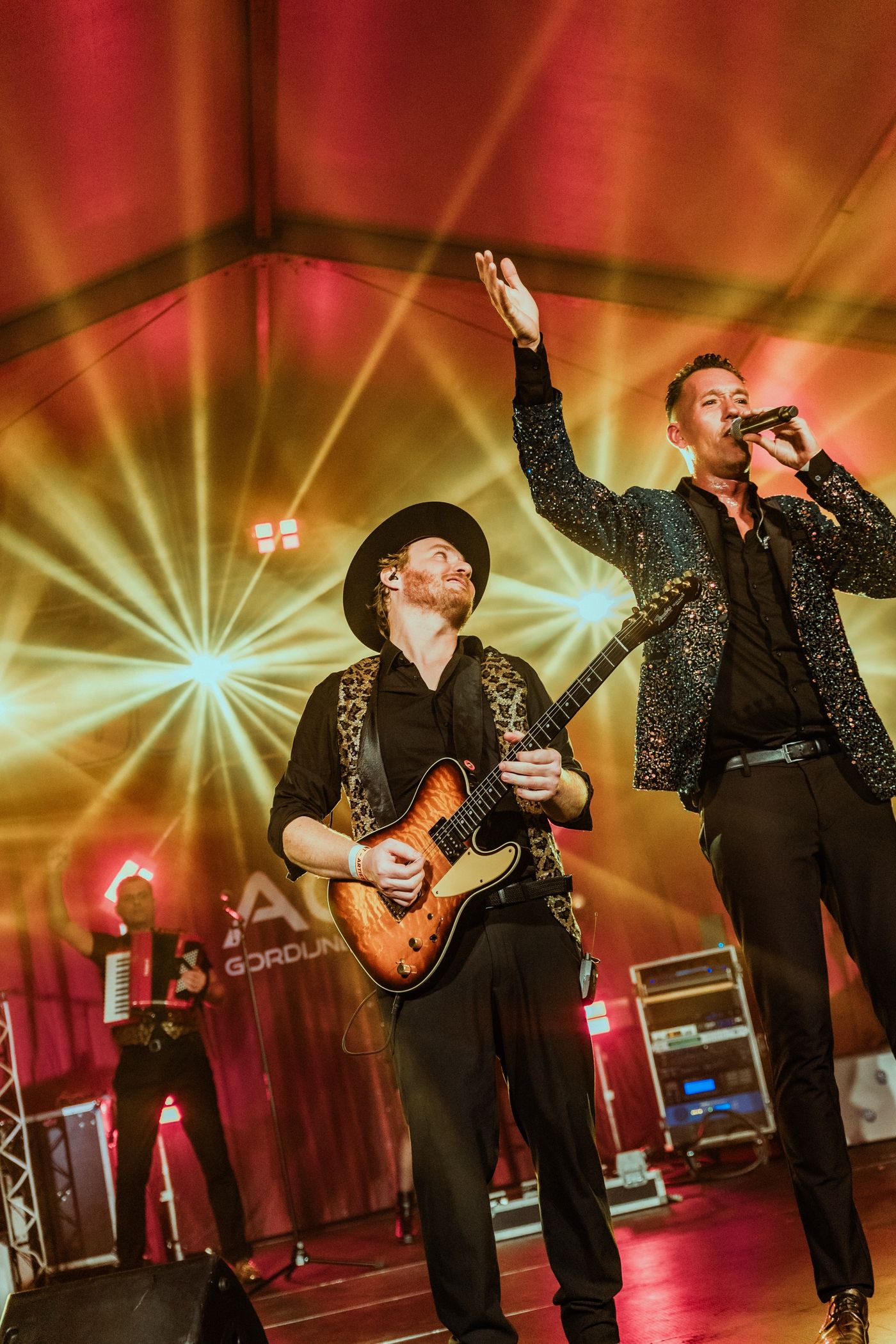 Piratenband Donders live op het podium