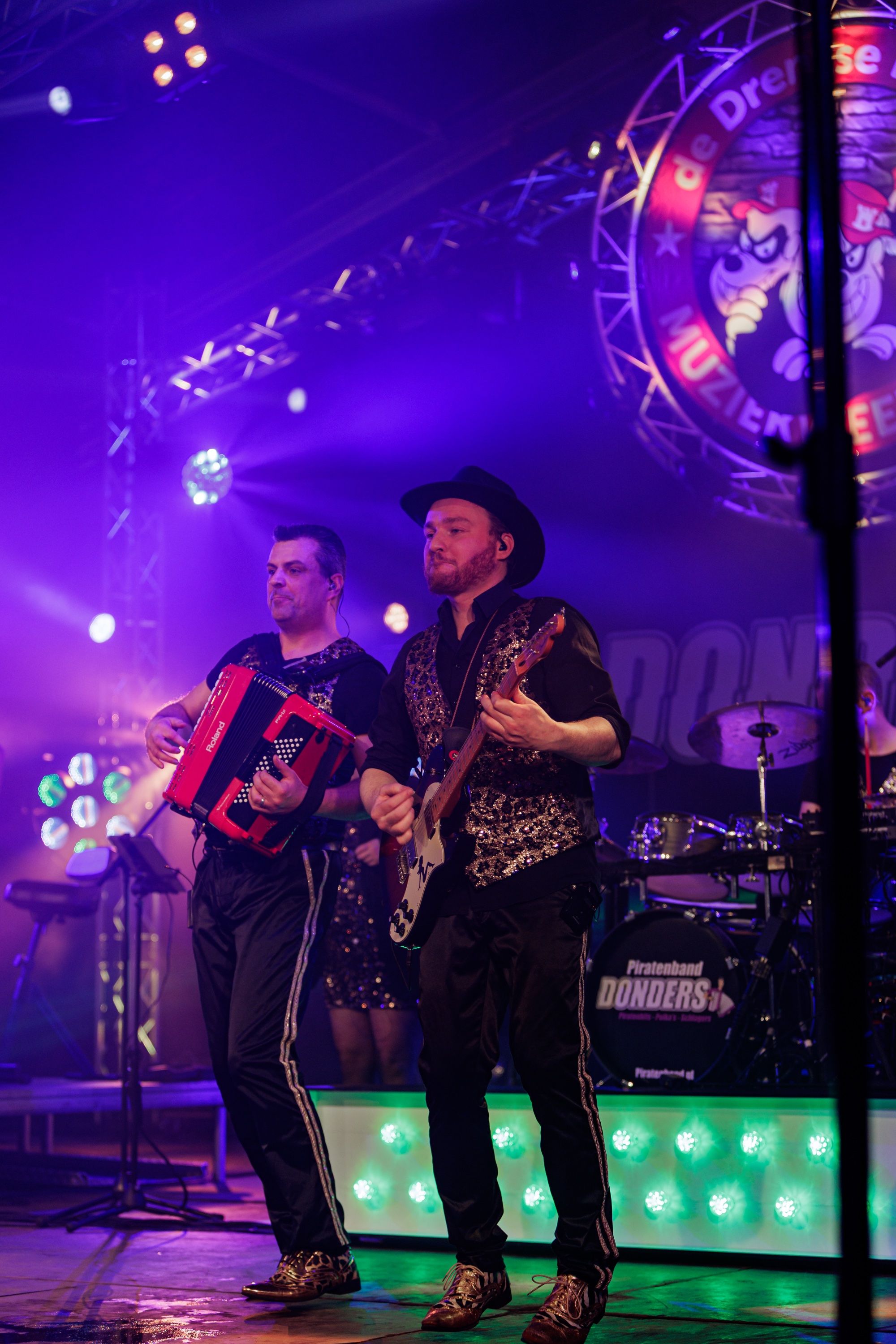 Piratenband Donders live op het podium