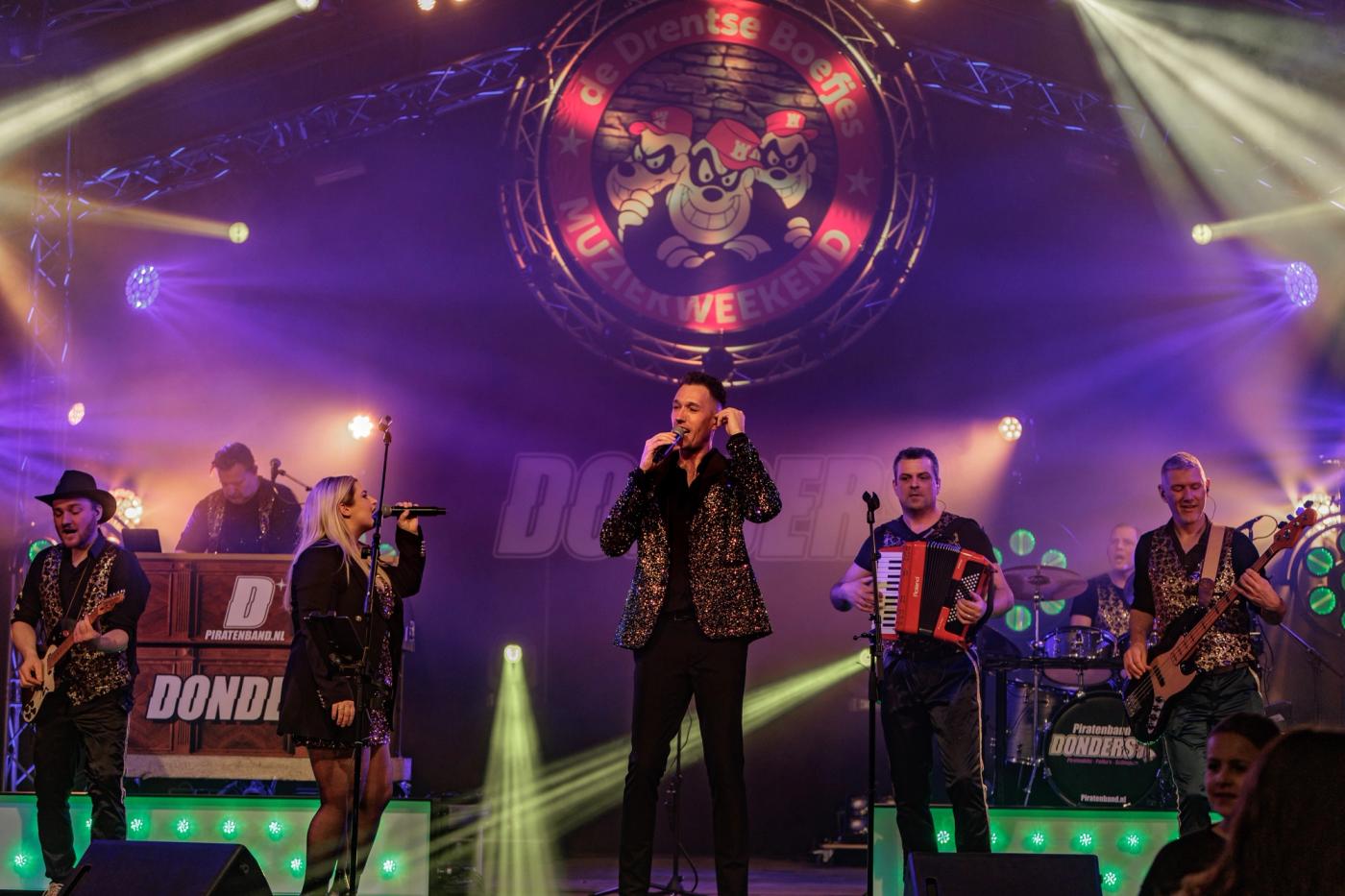 Piratenband Donders live op het podium
