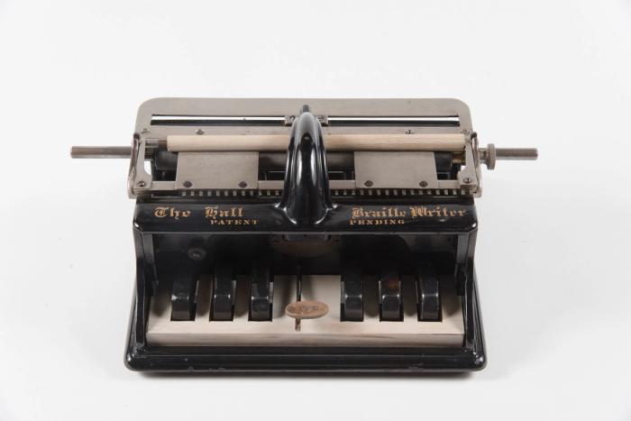Fotografia della macchinetta Hall Braille appartenuta alla sordocieca Helen Keller
