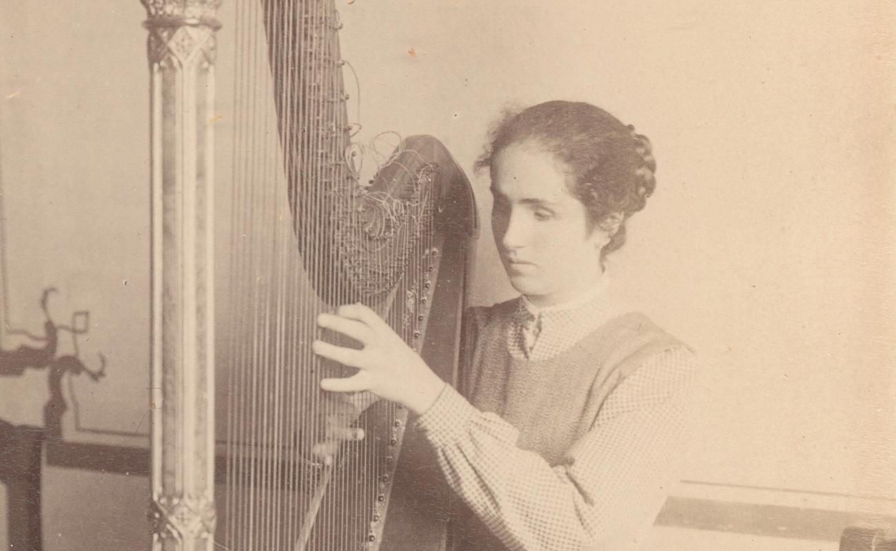 Istituto dei Ciechi di Milano - Scuola musicale - Interno - Allieva suona l'arpa