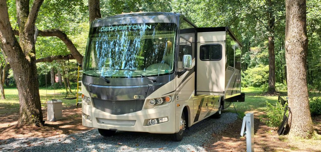 Dog friendly RVs, pet-friendly RVs, dog friendly campgrounds, dog friendly RV parks in dog friendly RVs