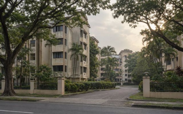 Is the En Bloc Premium Worth the Wait?