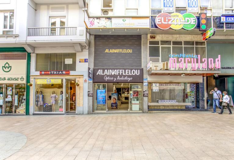 Fachada del centro auditivo Alain Afflelou Audiólogo en la calle Burgos de Santander, especializado en diagnóstico auditivo avanzado, adaptación personalizada de audífonos y seguimiento clínico profesional.