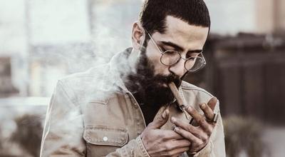 persona con pérdida auditiva fumando tabaco