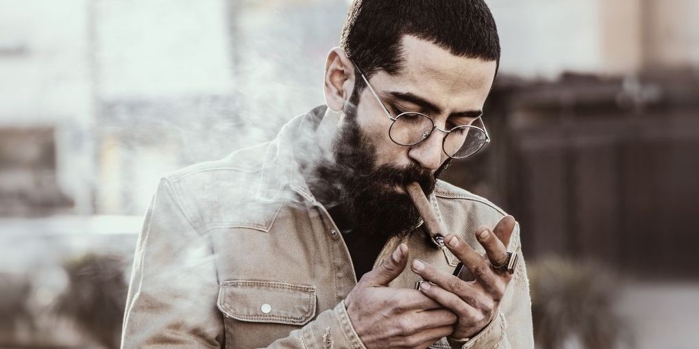 persona con pérdida auditiva fumando tabaco