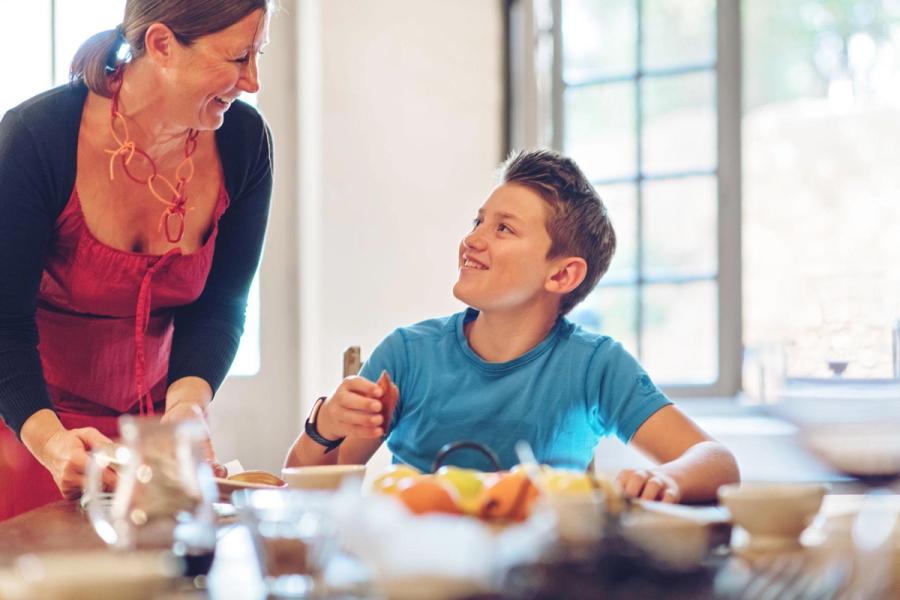 Mon enfant comprend le français mais ne le parle pas : que faire ?