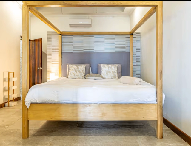 King bed & Ocean views