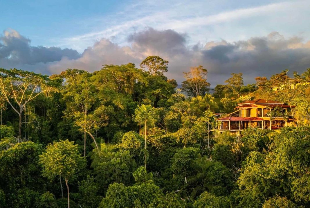 Home surrounded by jungle in Ojochal Costa Rica