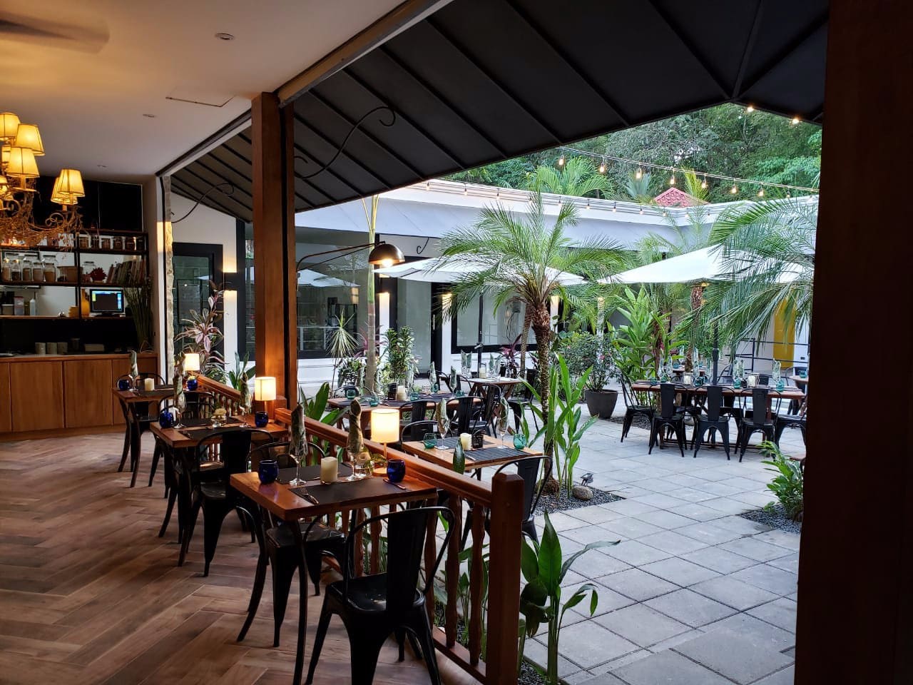 Evening dining as a weekly rhythm
