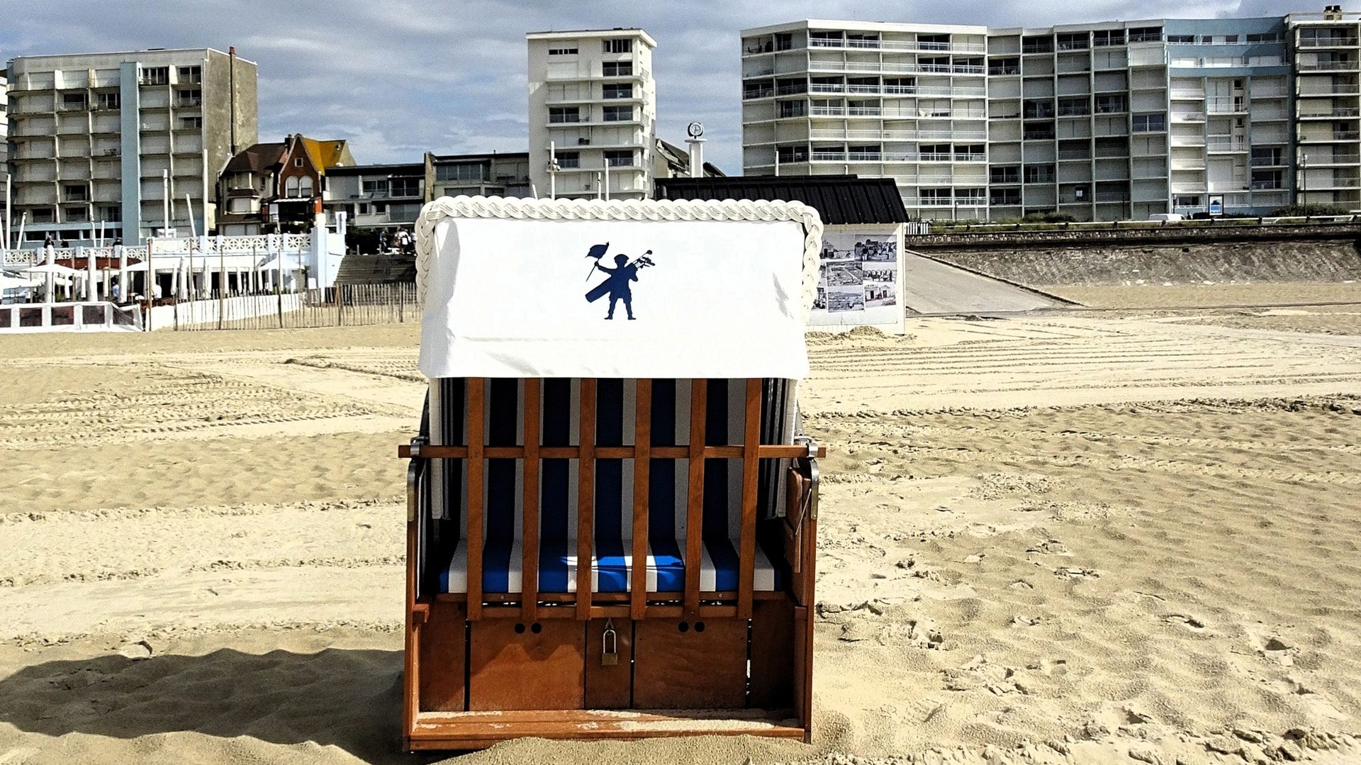 Cabine de plage traditionnelle sur le sable du Touquet-Paris-Plage, face aux immeubles de la digue