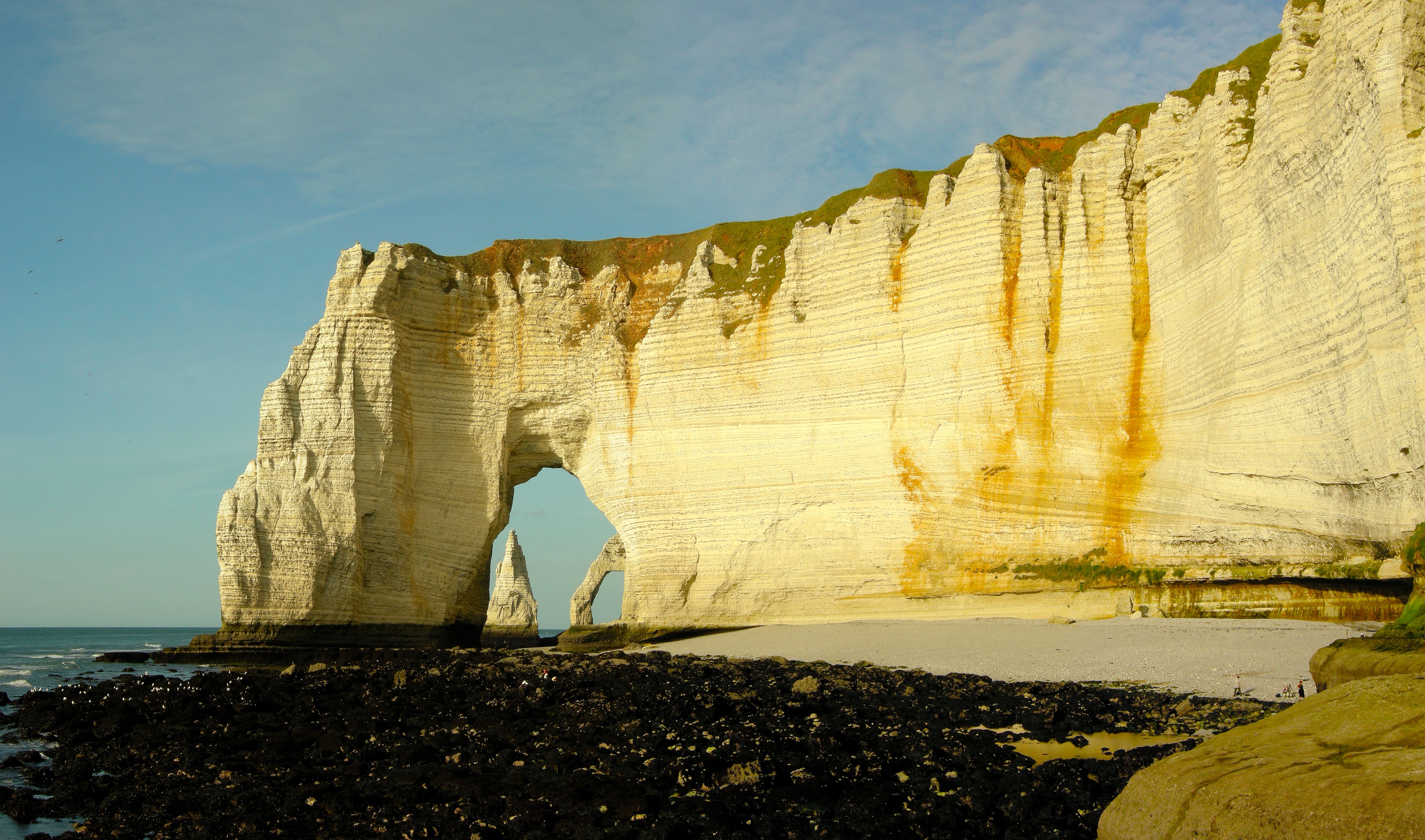 L'arche naturelle de la Manneporte vue depuis la falaise d'Aval à Étretat, en Normandie