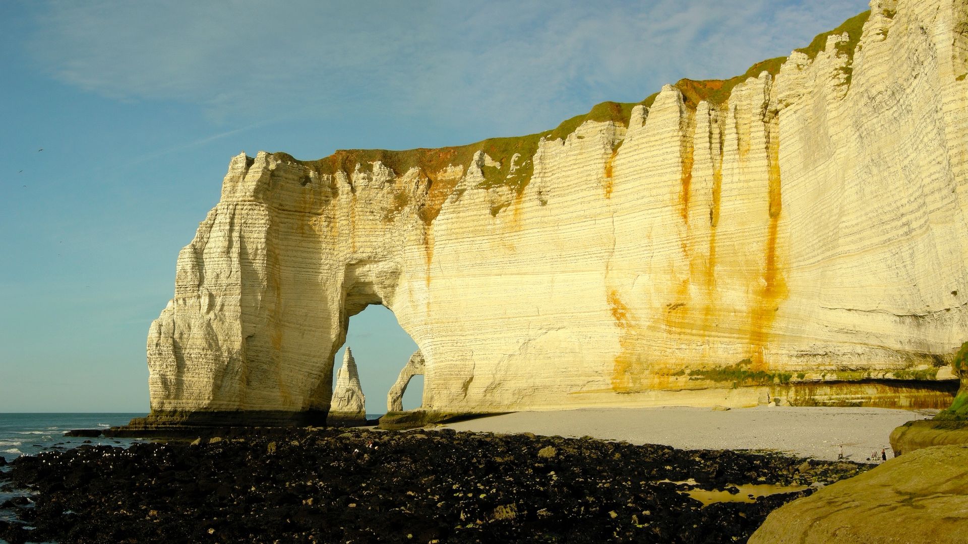 L'arche naturelle de la Manneporte vue depuis la falaise d'Aval à Étretat, en Normandie