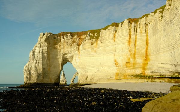 L'arche naturelle de la Manneporte vue depuis la falaise d'Aval à Étretat, en Normandie