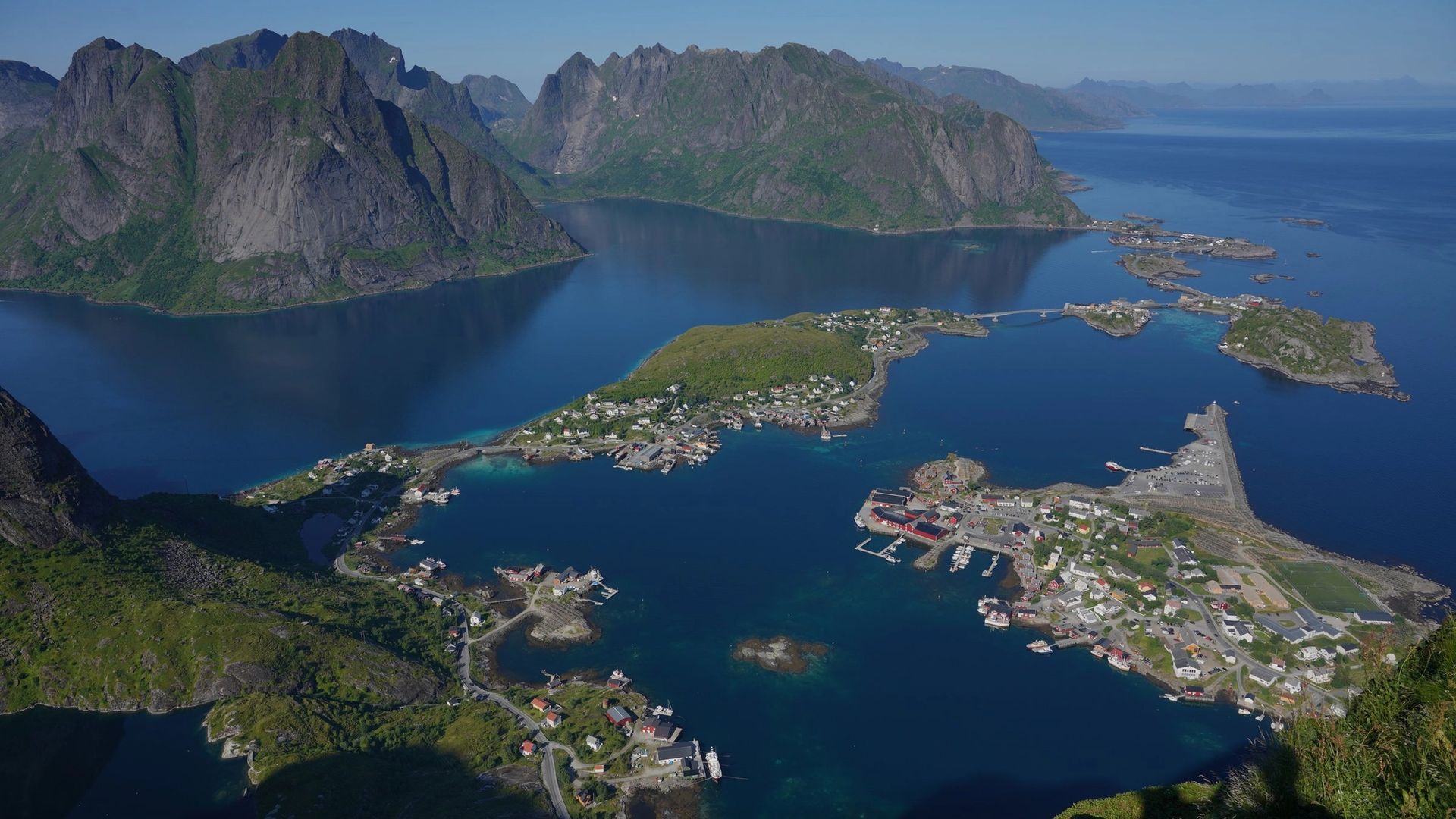 Vue depuis le Reinebringen sur les fjords des Lofoten, en Norvège
