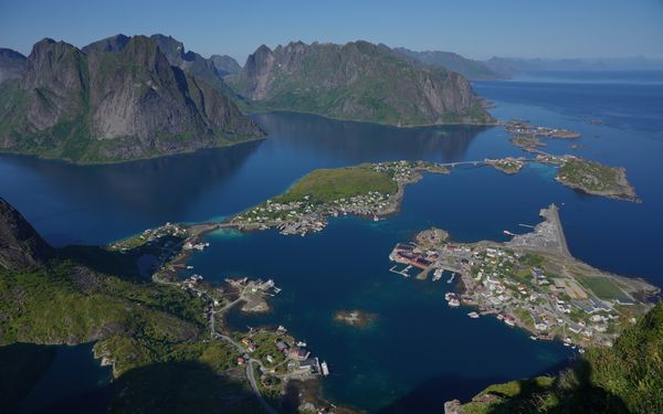 Vue depuis le Reinebringen sur les fjords des Lofoten, en Norvège