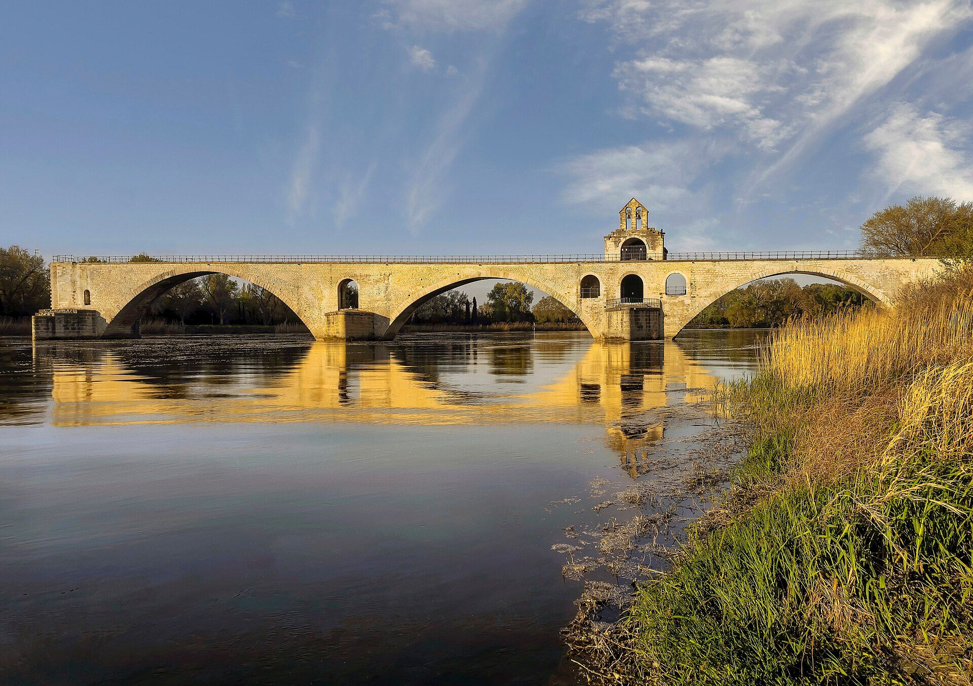 Le Pont Saint-Bénézet (Pont d'Avignon) sur le Rhône avec le Palais des Papes en arrière-plan