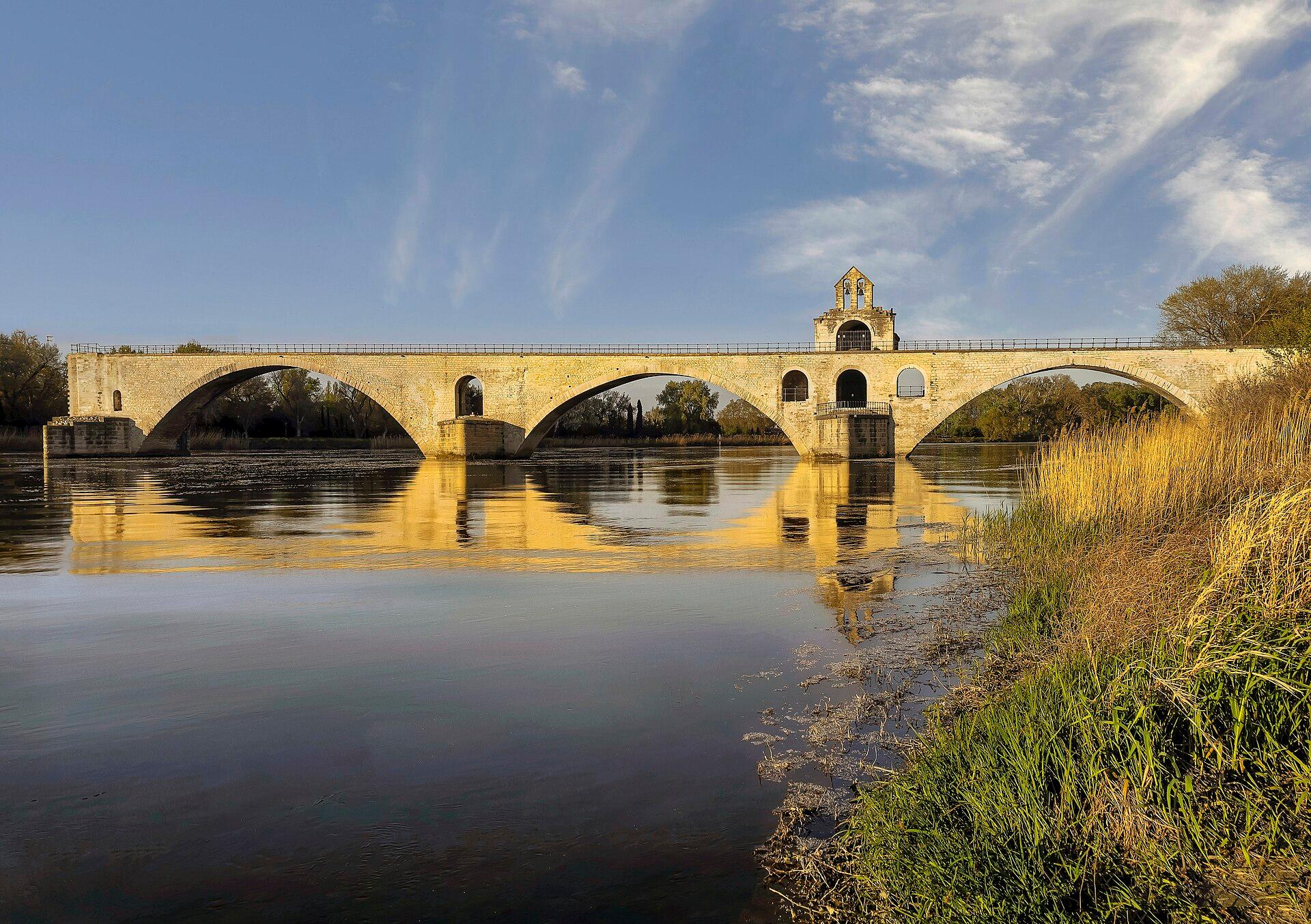 Le Pont Saint-Bénézet (Pont d'Avignon) sur le Rhône avec le Palais des Papes en arrière-plan