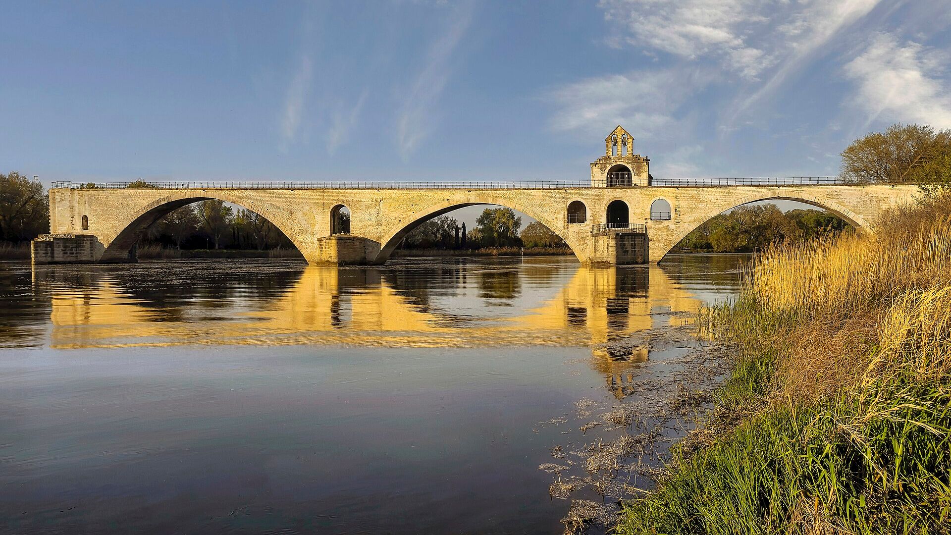 Le Pont Saint-Bénézet (Pont d'Avignon) sur le Rhône avec le Palais des Papes en arrière-plan