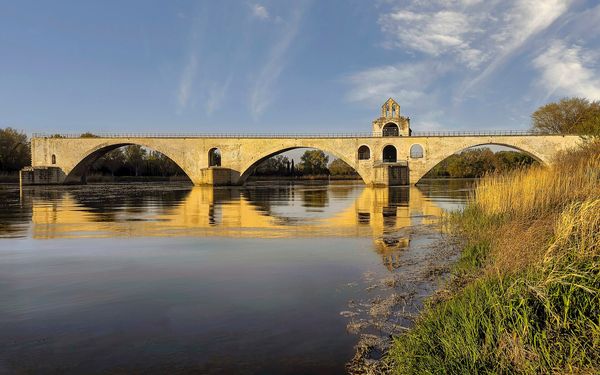 Le Pont Saint-Bénézet (Pont d'Avignon) sur le Rhône avec le Palais des Papes en arrière-plan