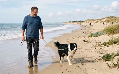 Chien et son maître sur une plage de Loire-Atlantique